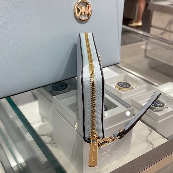 MICHAEL KORS LARGE TRAVEL CONTINENTAL WRISTLET WALLET PHONEHOLDER
Vista Blue - Picture 6 of 16